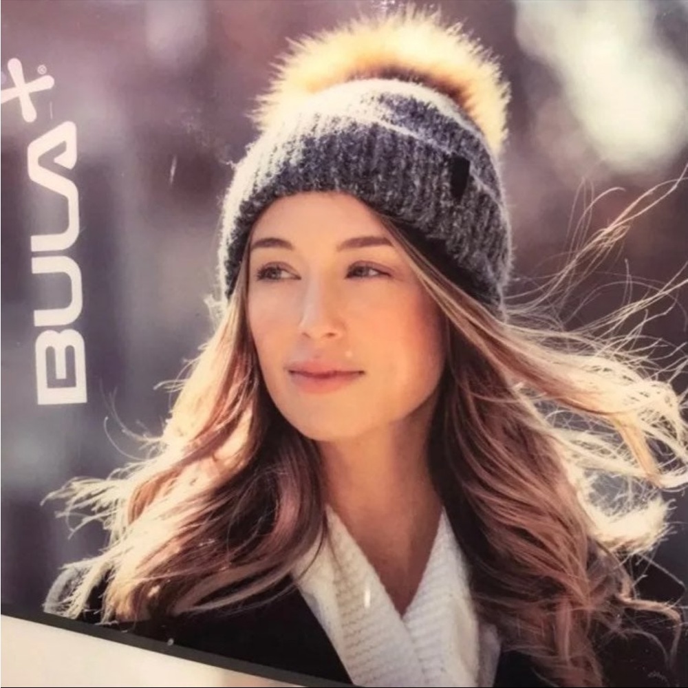 NWOT Bula Beanie with faux fur pom